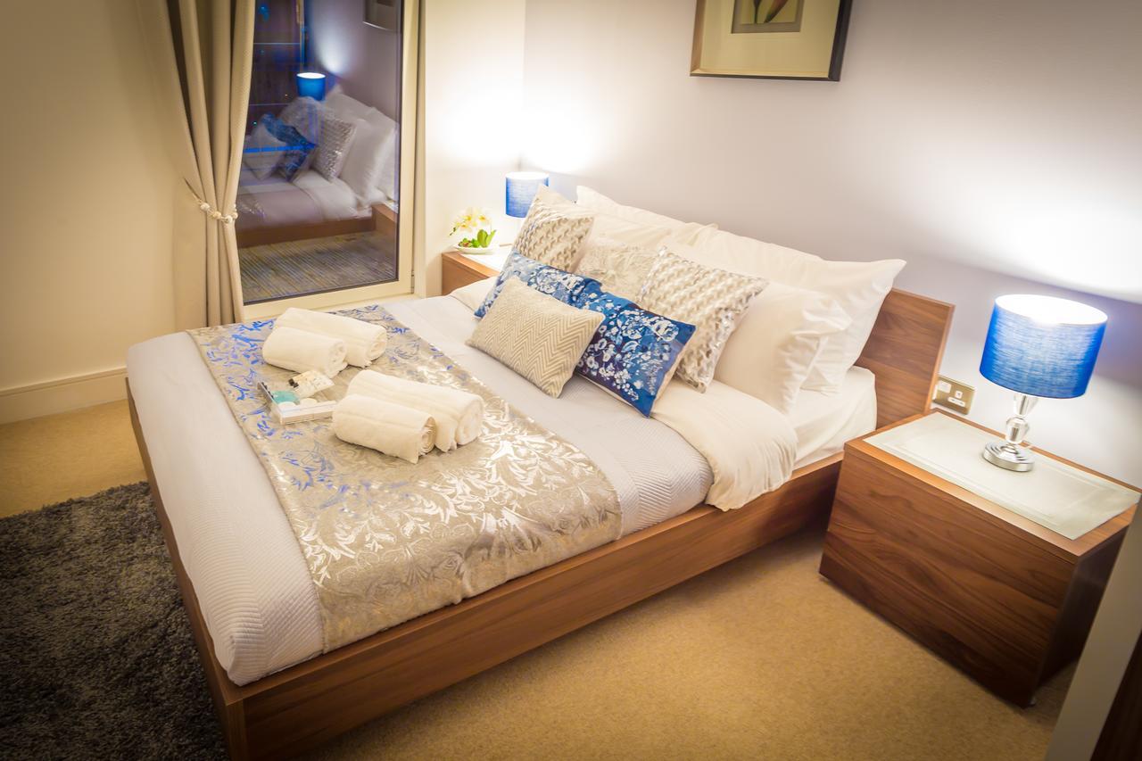 Dockside Walk - Canary Wharf Apartment London