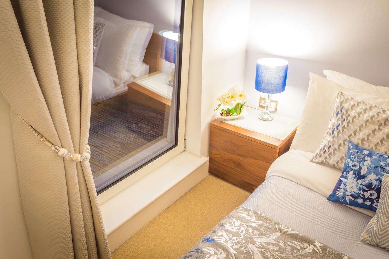 Dockside Walk - Canary Wharf Apartment