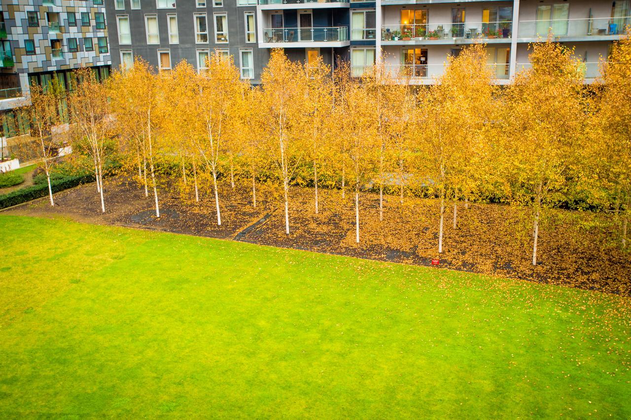 Dockside Walk - Canary Wharf * London