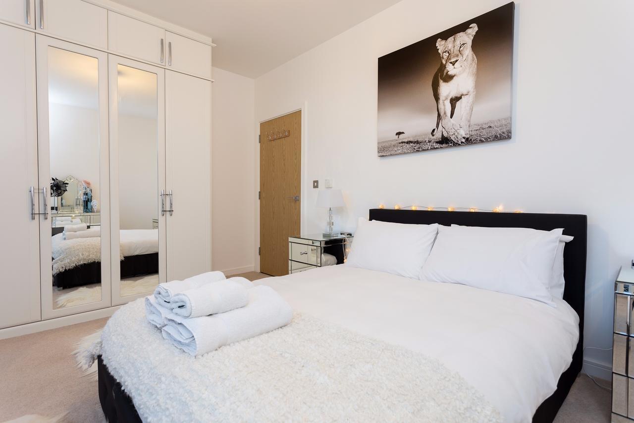 Apartment 2 Bedroom Penthouse In Canada Water With Balcony London