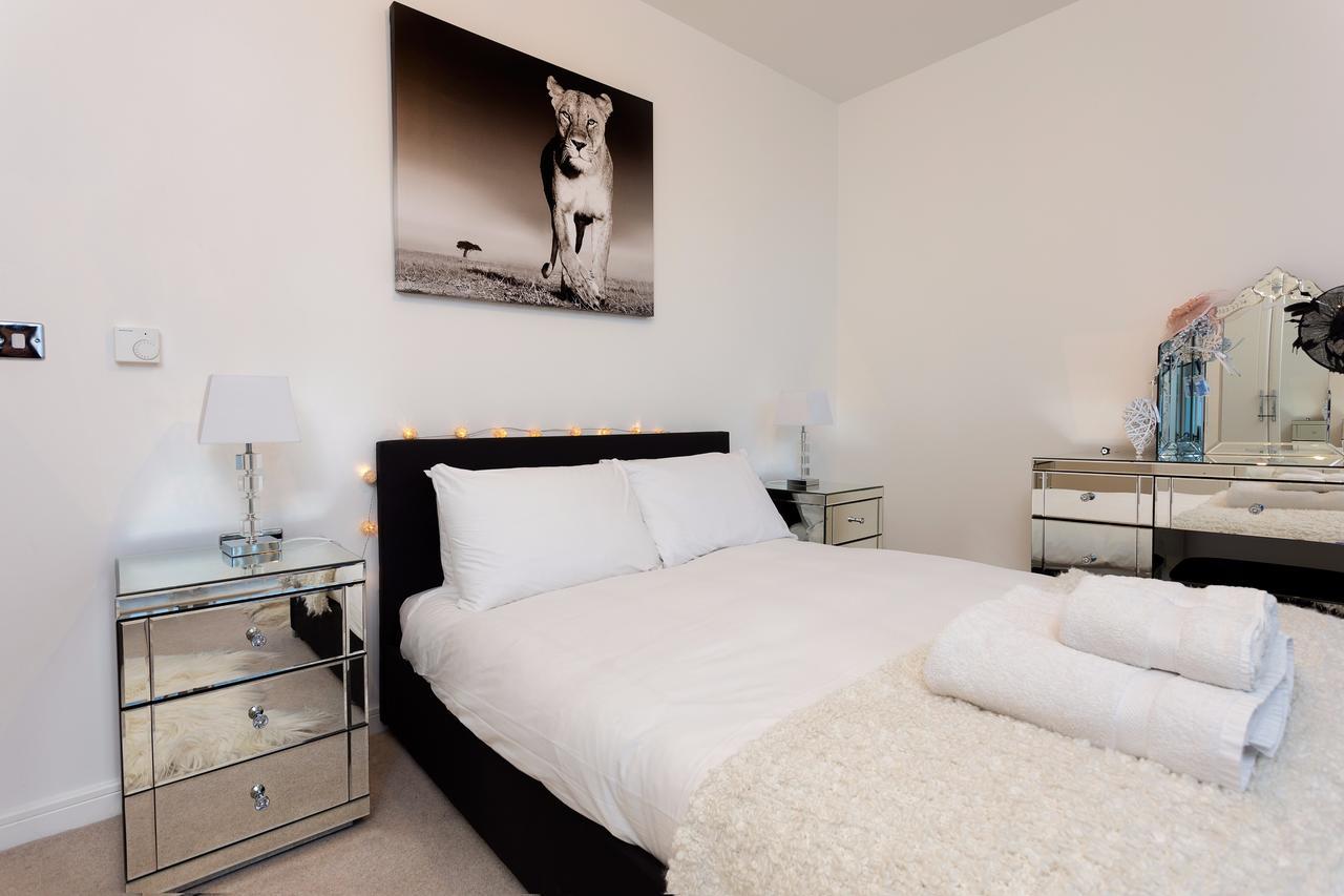2 Bedroom Penthouse In Canada Water With Balcony London