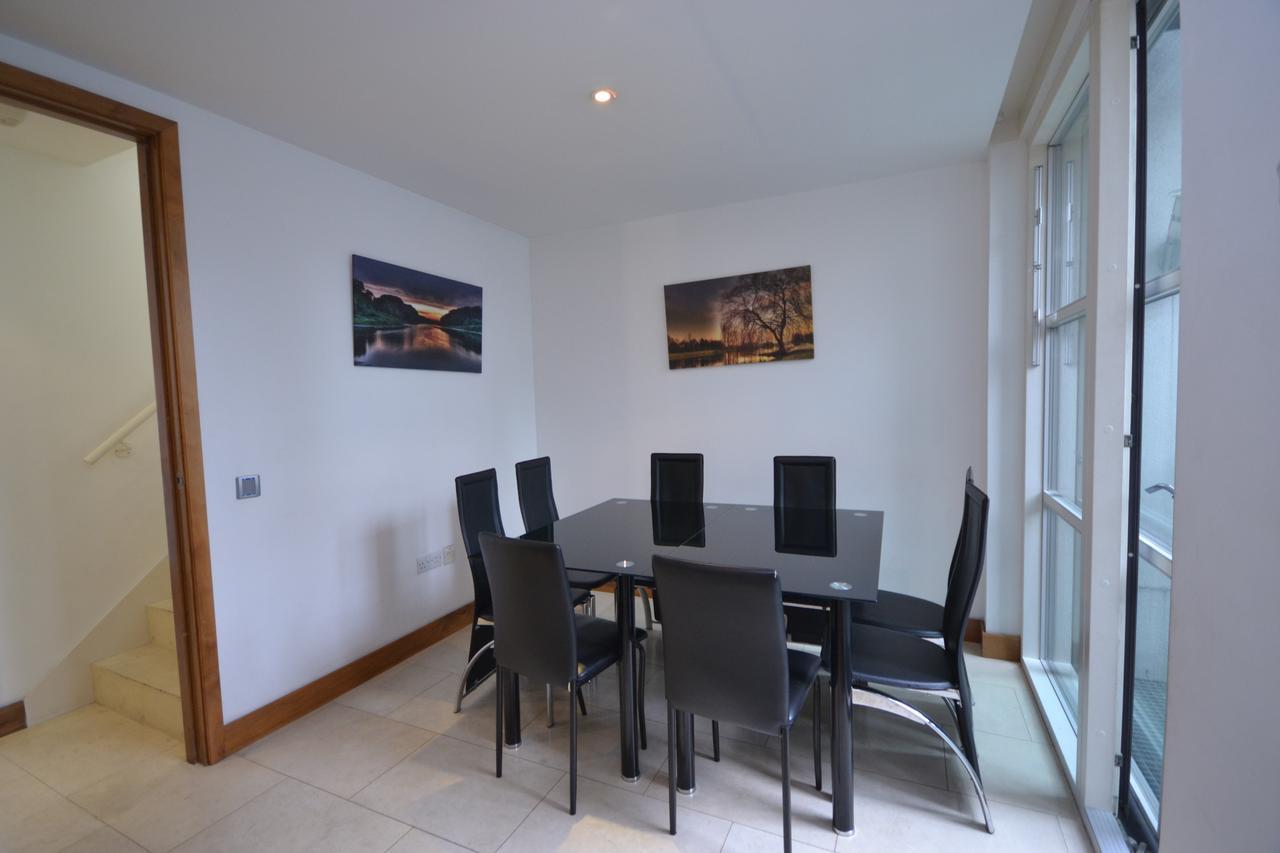 Bell Street Apartment *