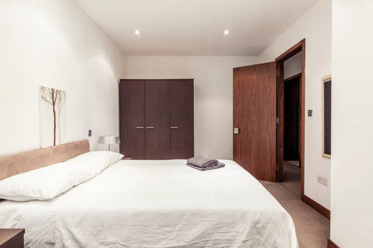 Apartment Bell Street London