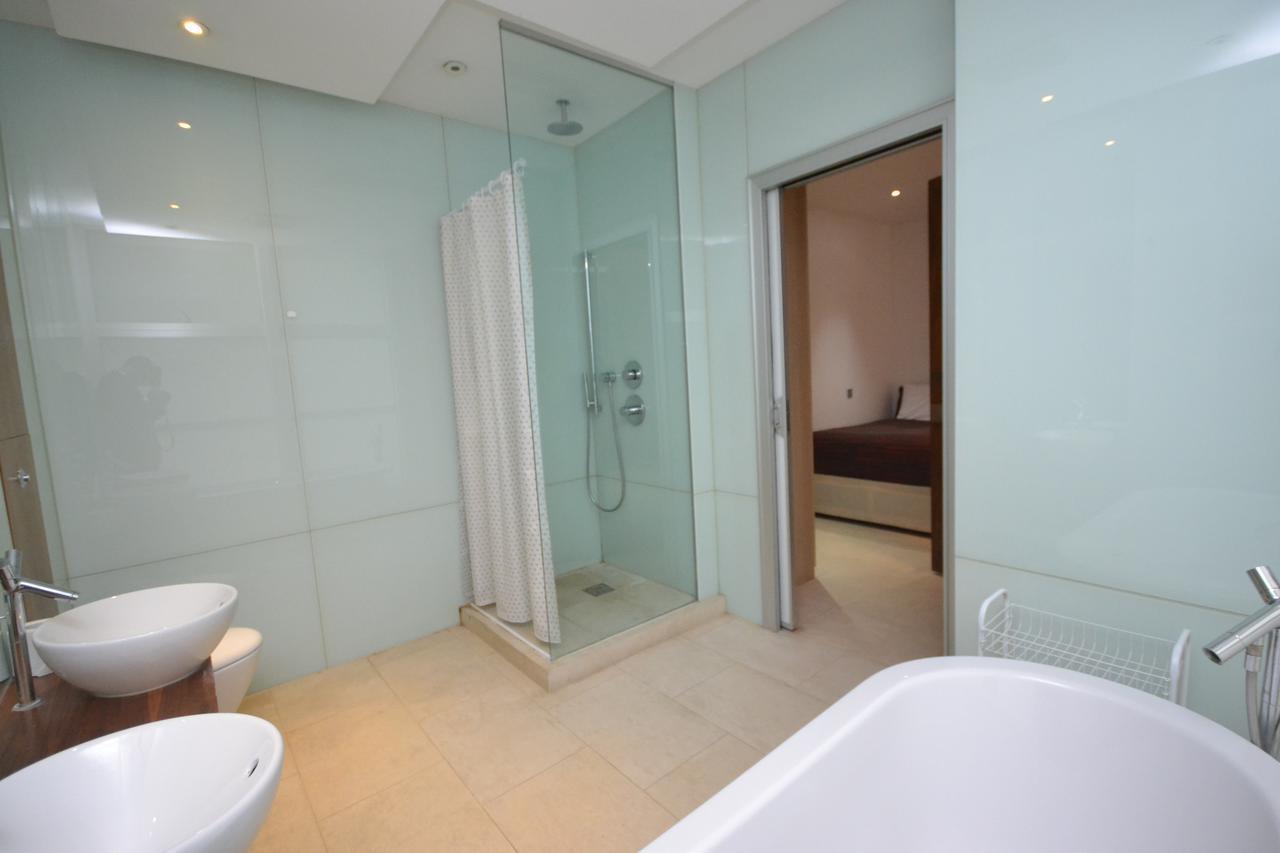 Apartment Bell Street London