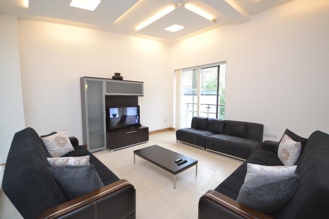 Apartment Bell Street London