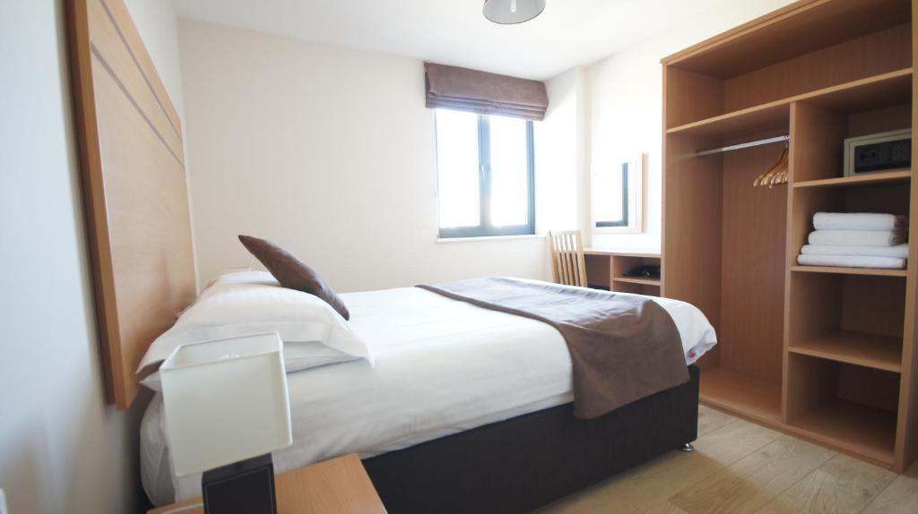 Apartment Crompton Court London