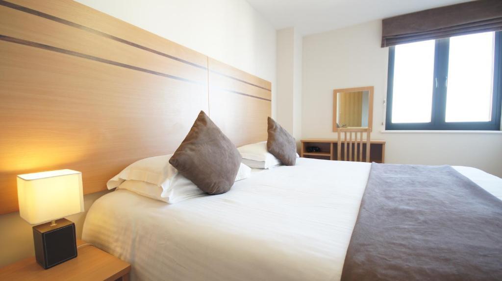 Crompton Court * London
