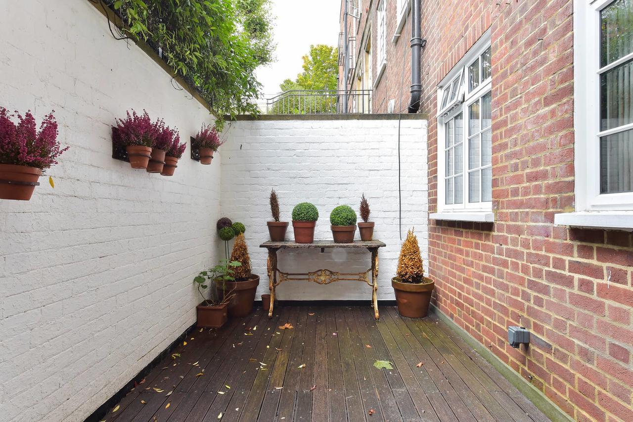 Peaceful 1 Bed Flat Off Sloane Square With Patio Apartment London