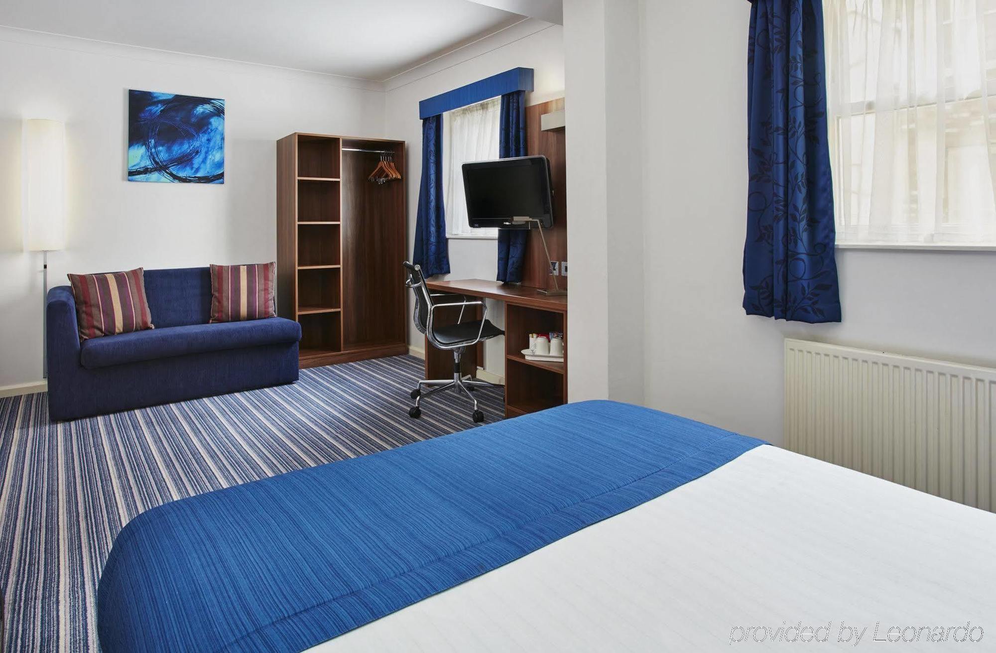 Express Victoria By Ihg Hotel 3*
