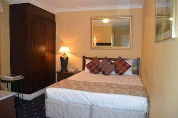 Holiday Villa Hotel 3* London