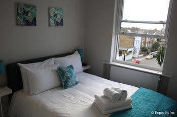 Barons Court Queens Club By Viridian Apartment London