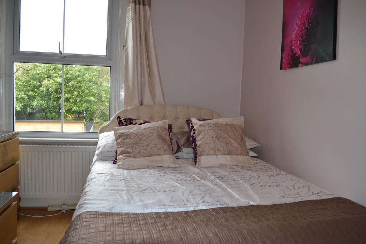 2 Bedroom House -ealing Holiday home