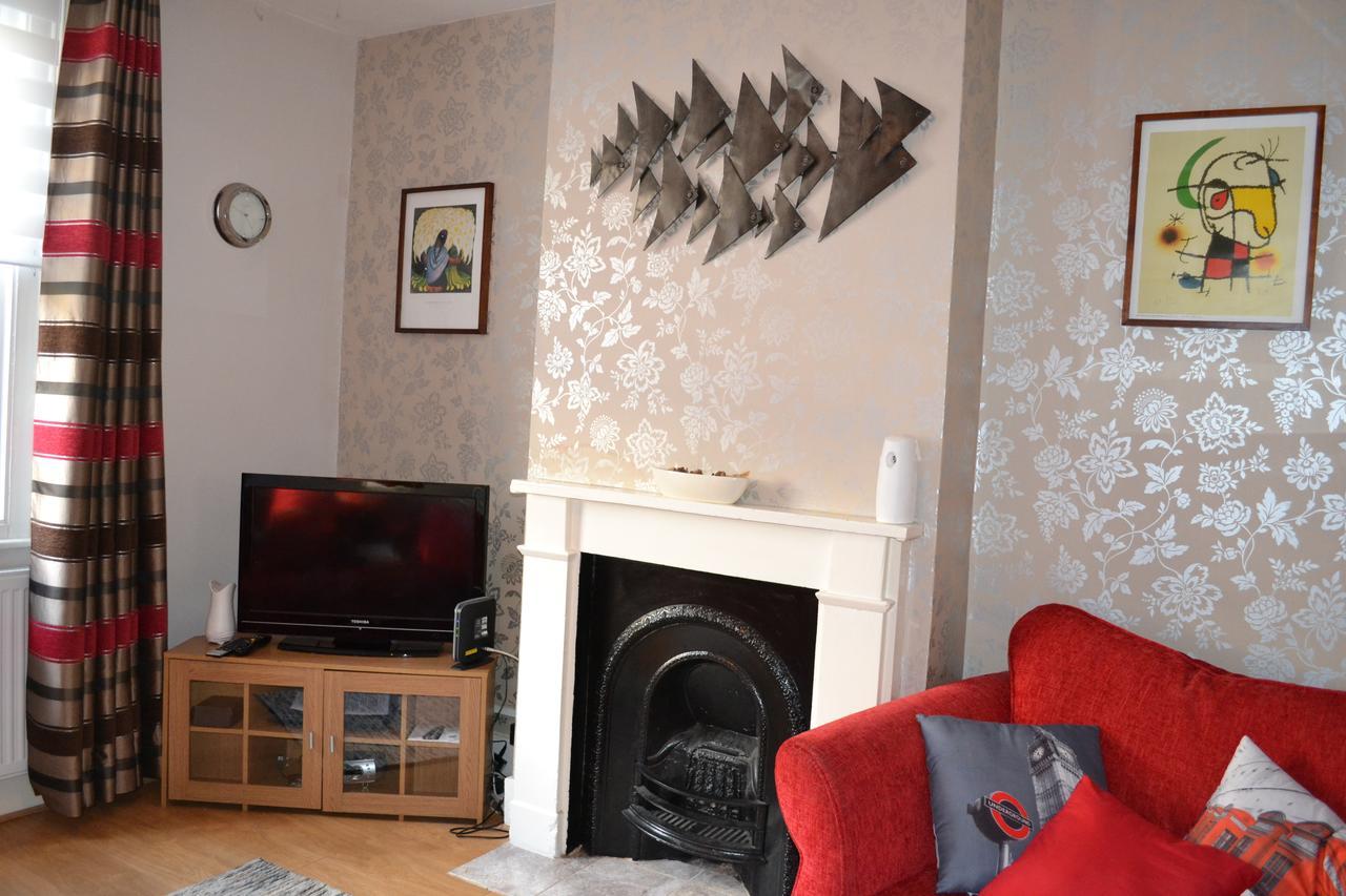 Holiday home 2 Bedroom House -ealing London