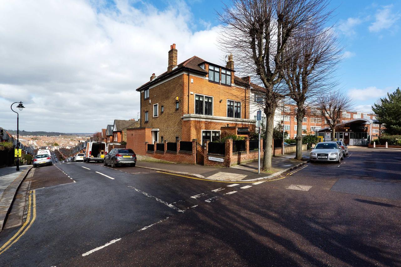 Veeve - Crouch End Family
