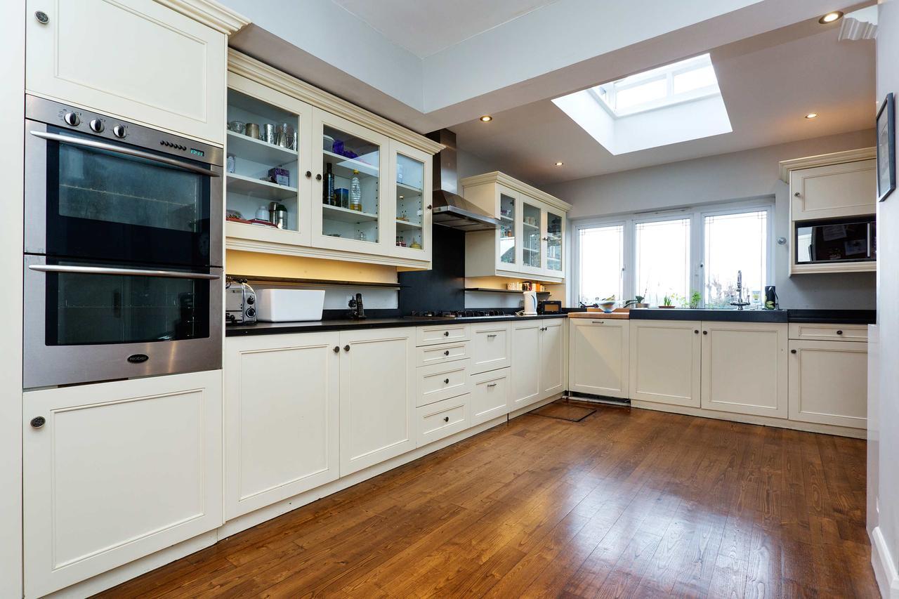 Veeve - Crouch End Family