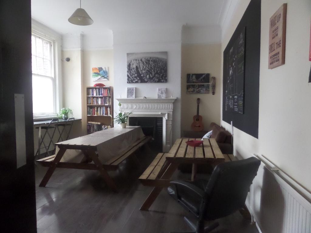 Hostel Boleyn Bunkhouse And Bar