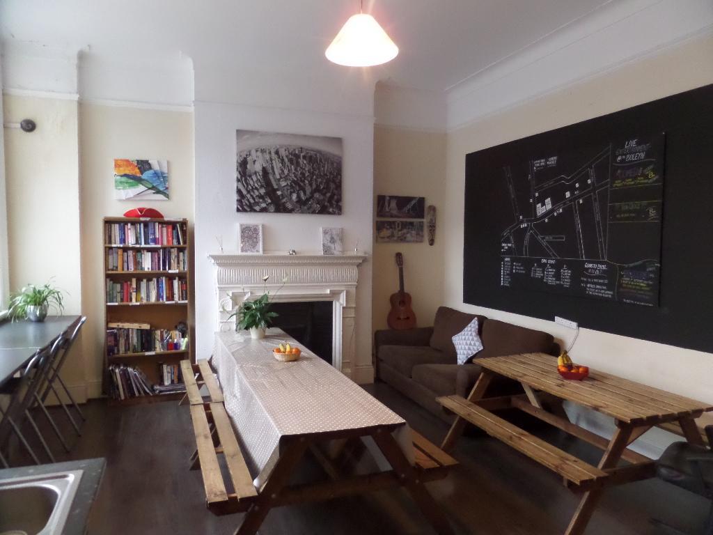 Boleyn Bunkhouse And Bar * London