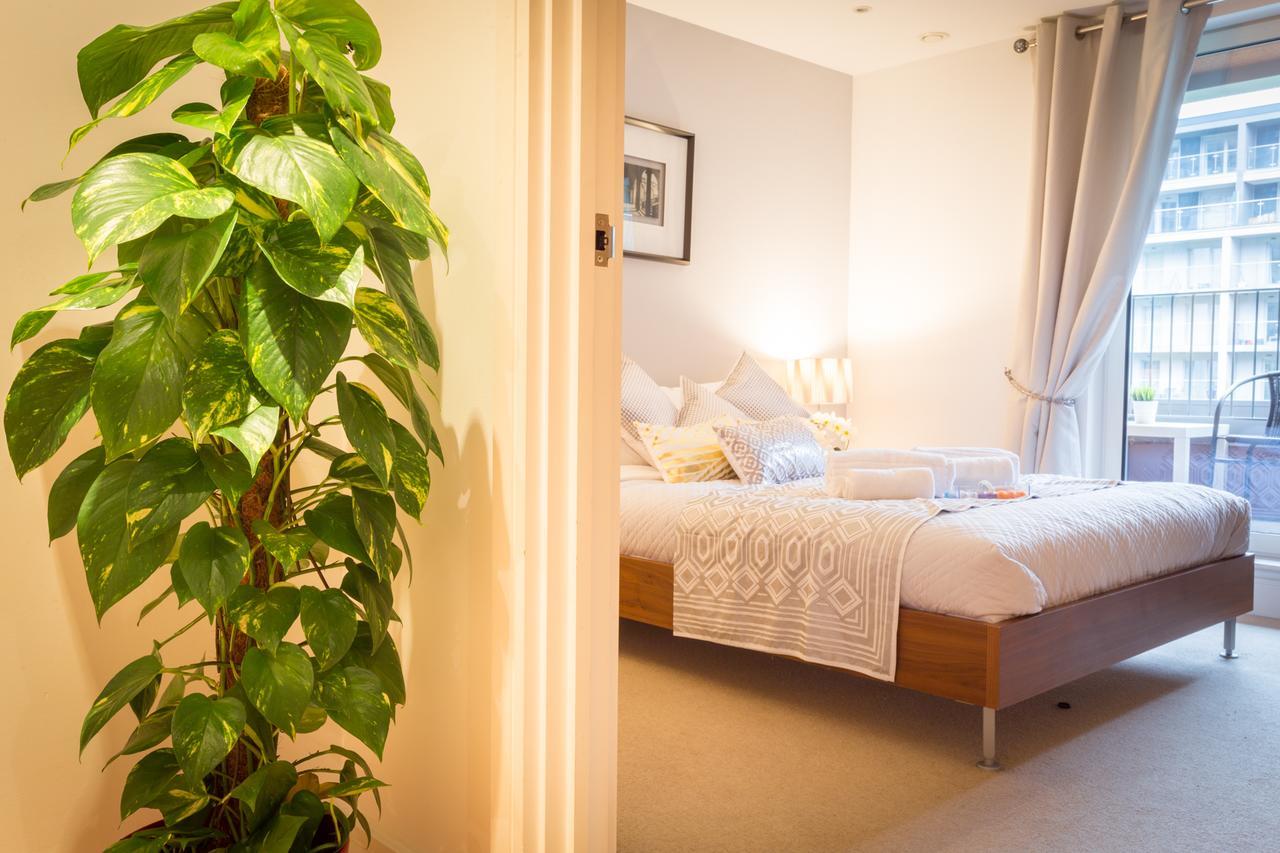 Dockside Walk - Canary Wharf Apartment *