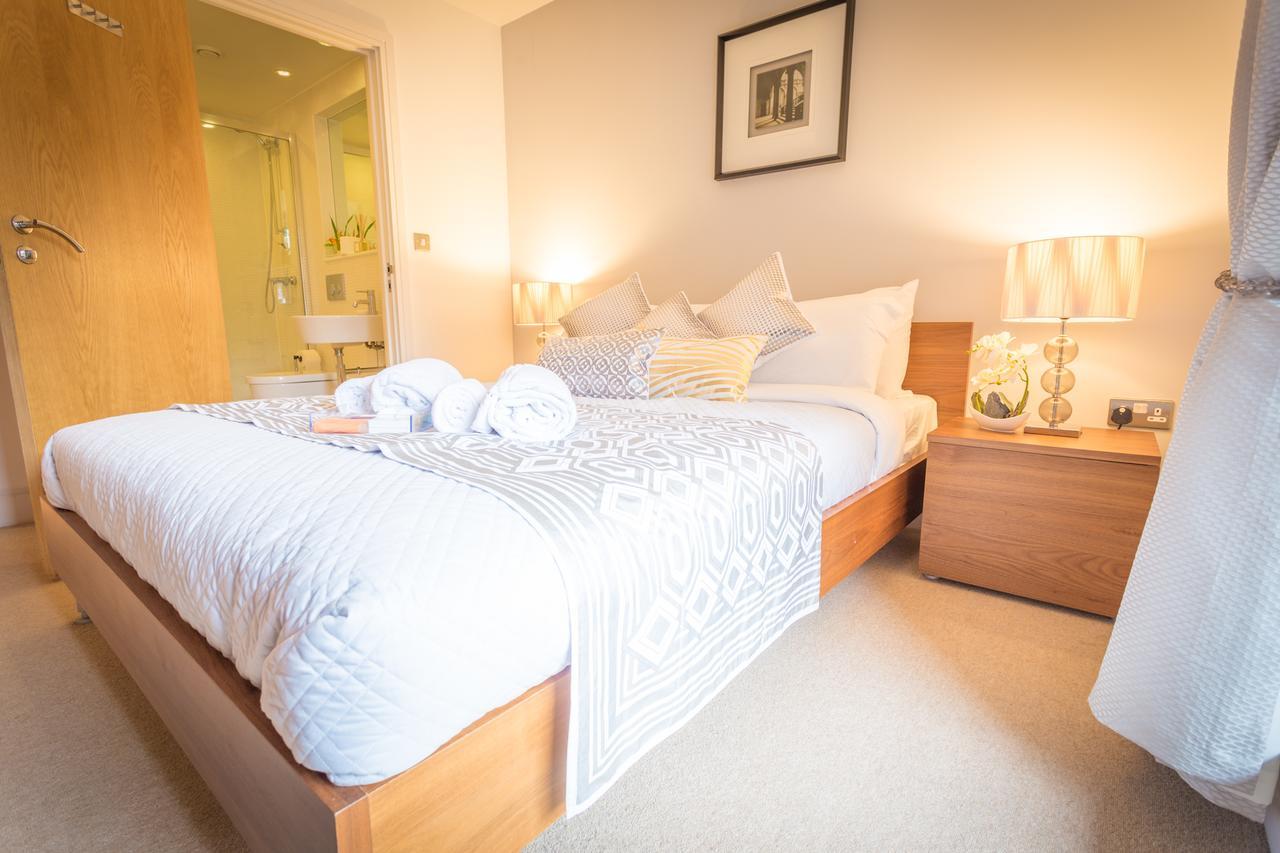 Dockside Walk - Canary Wharf * London