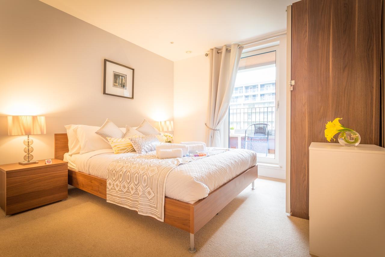Dockside Walk - Canary Wharf Apartment