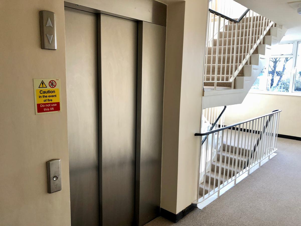 5 Mins Putney Tube Station Apartment London