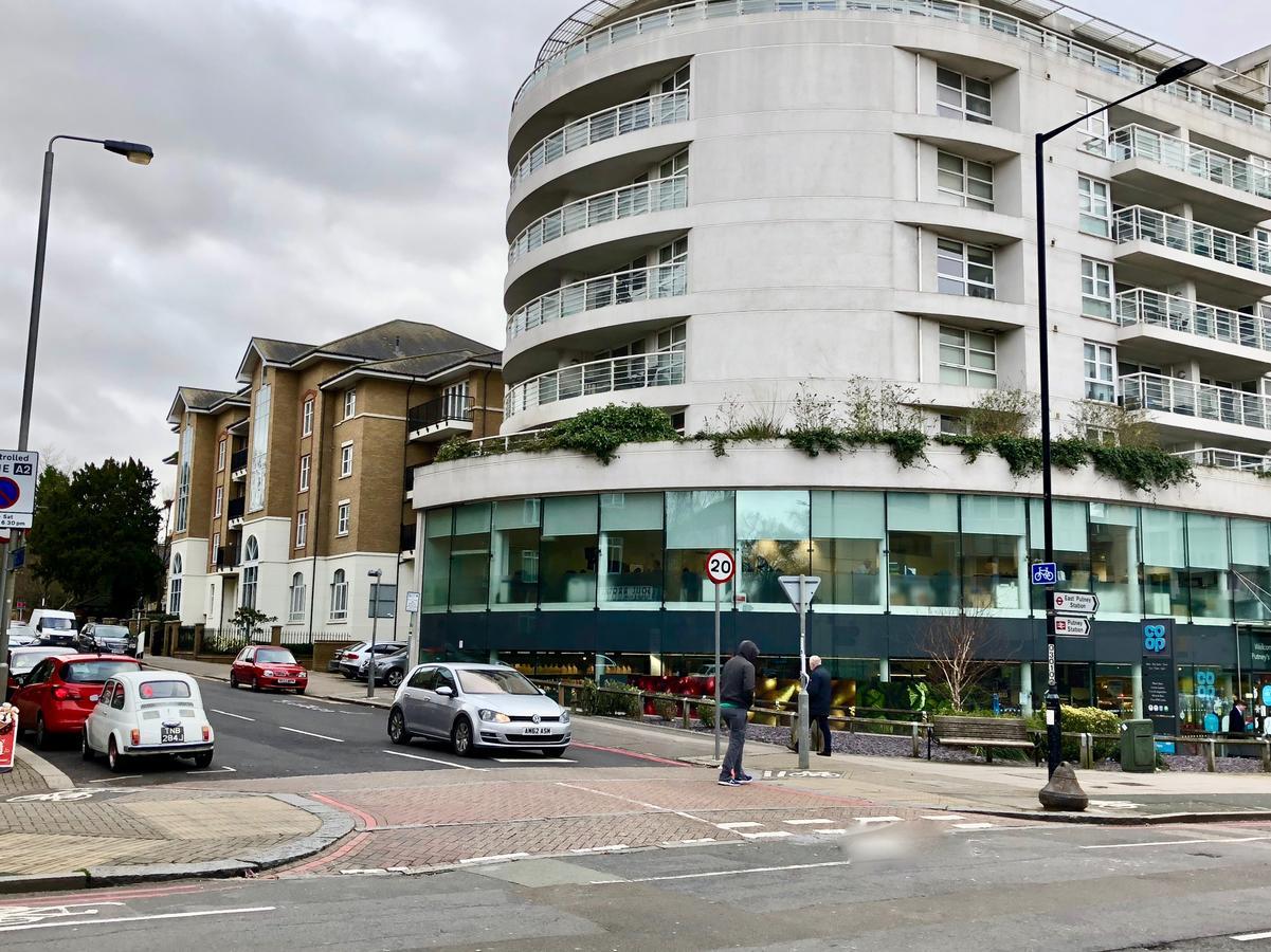 5 Mins Putney Tube Station Apartment London
