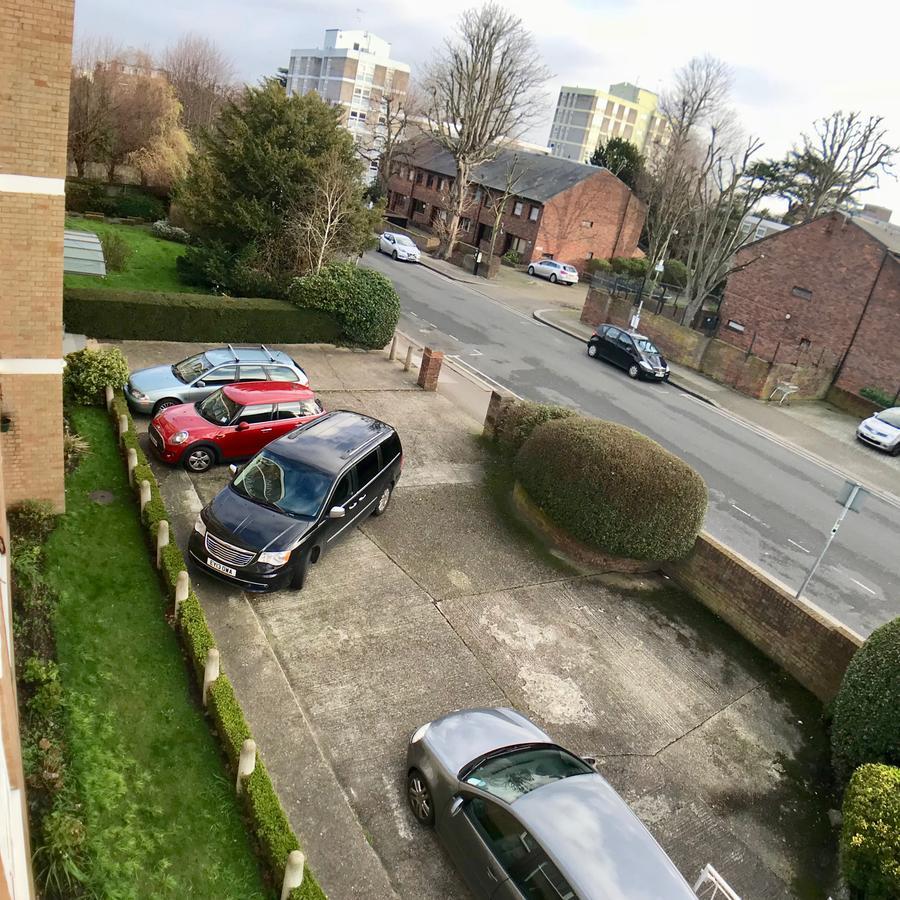5 Mins Putney Tube Station Apartment London