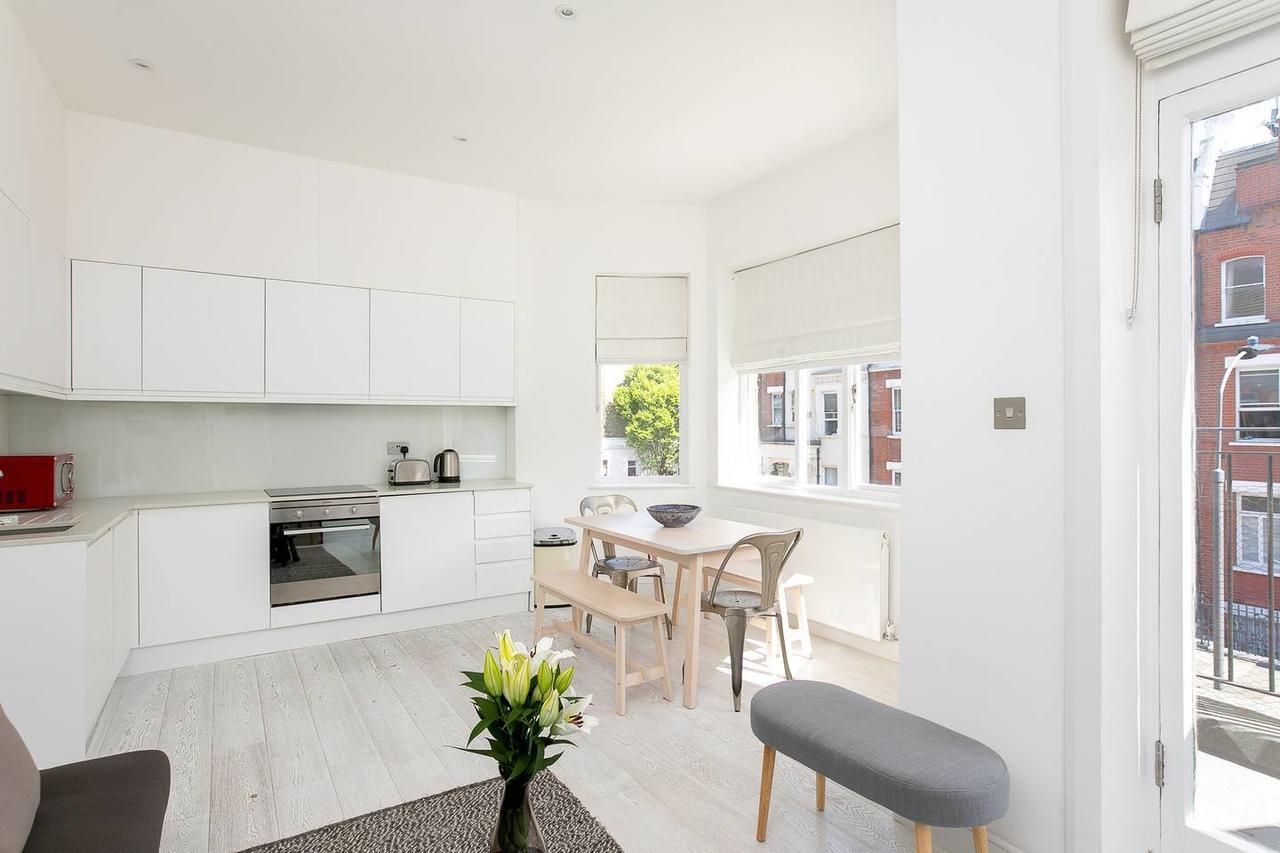 Guestready - West Kensington Wbalcony Apartment London