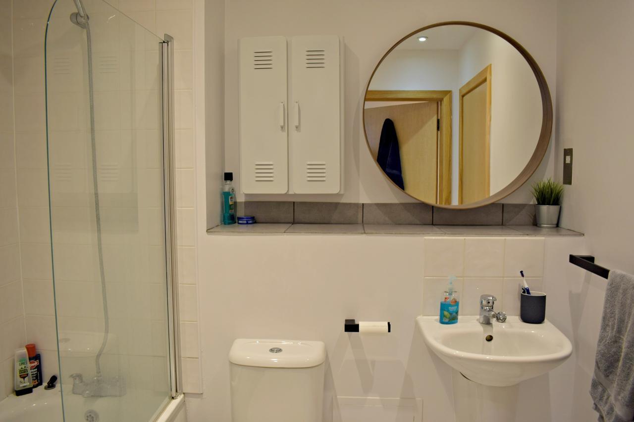 Modern 2 Bedroom Next To Olympic Park Apartment *