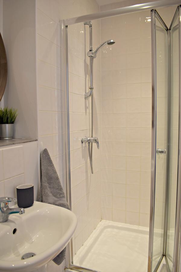 Modern 2 Bedroom Next To Olympic Park Apartment