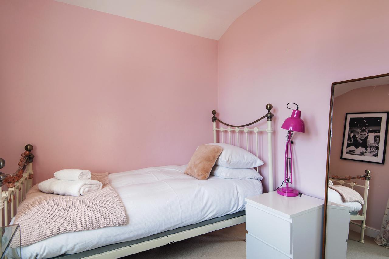 Holiday home Enchanting Southfields By King George's Park London