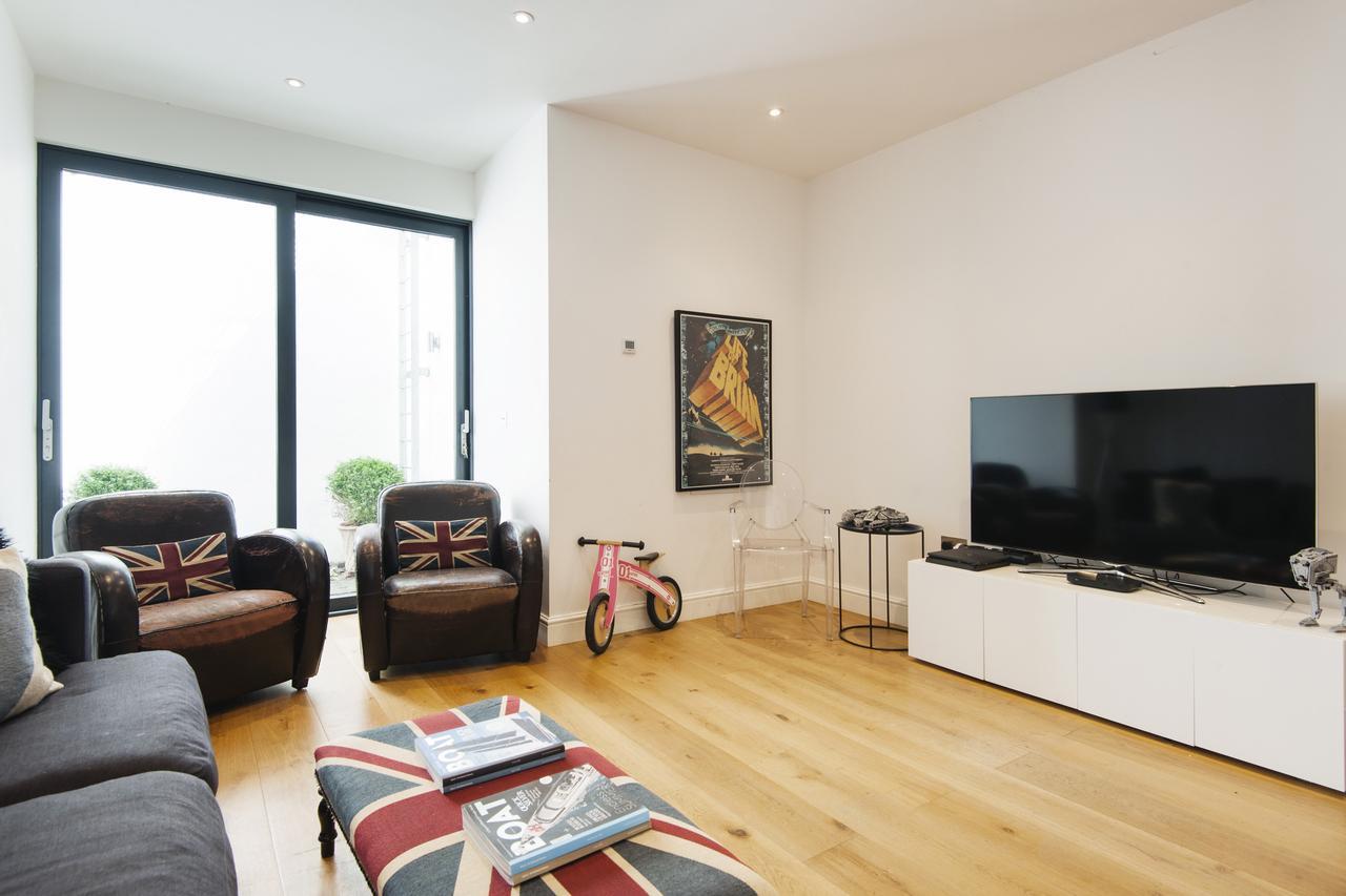 Enchanting Southfields By King George's Park Holiday home