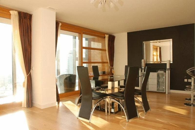 Falcon Wharf Apartment