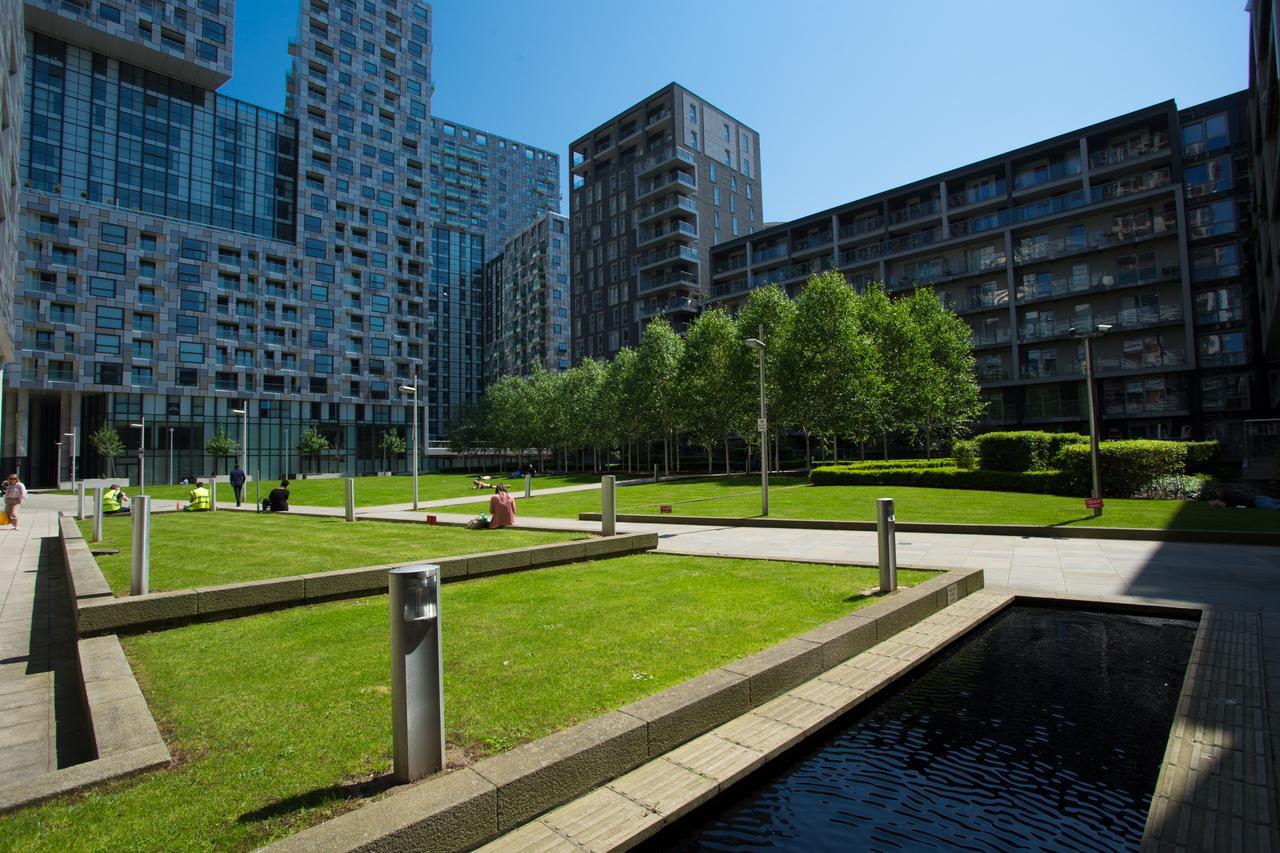 Dockside Walk - Canary Wharf *