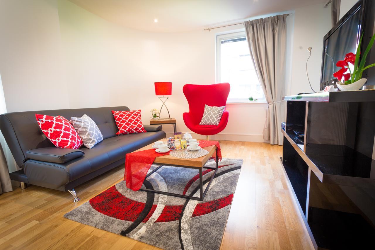 Dockside Walk - Canary Wharf Apartment