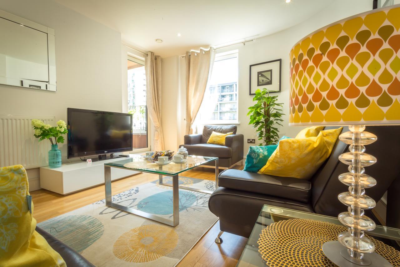 Dockside Walk - Canary Wharf Apartment