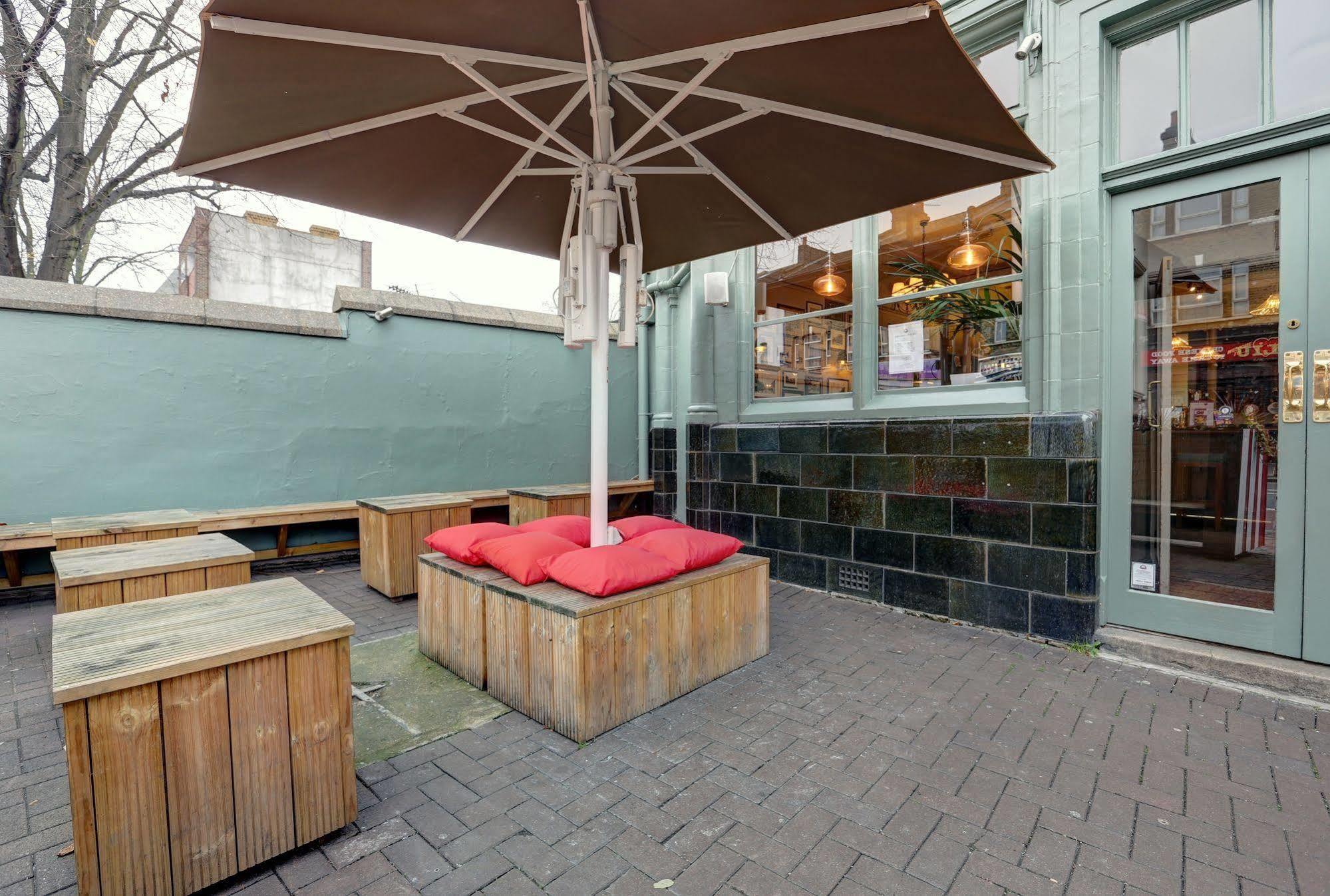 Publove @ The Crown, Battersea Hostel London