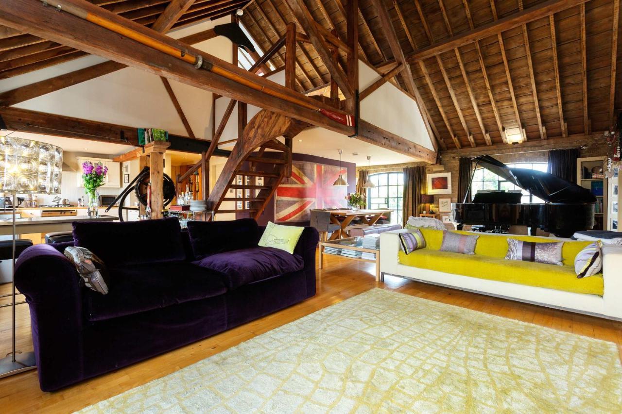 Veeve - Luxurious Leather Warehouse Apartment London