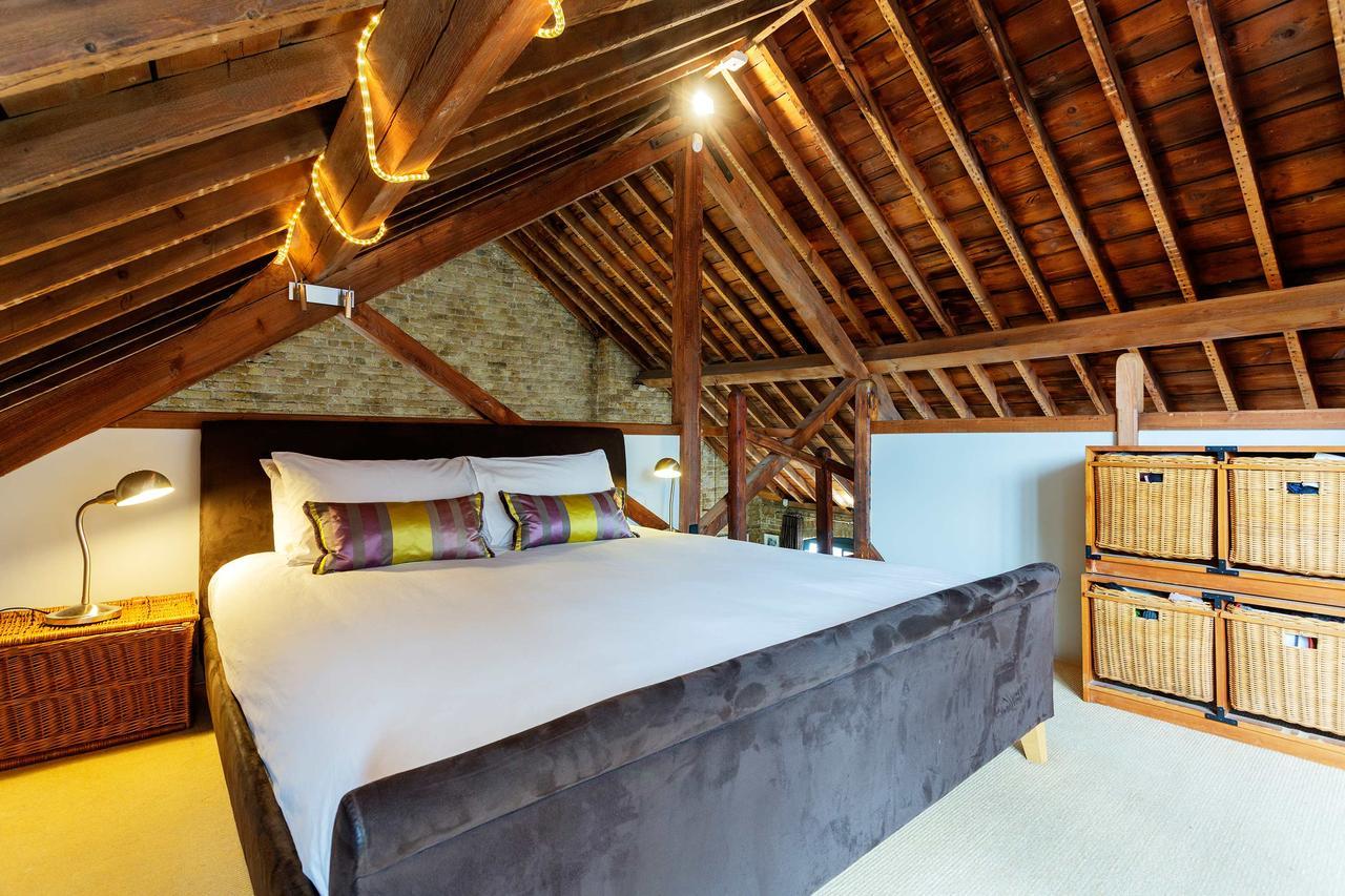 Veeve - Luxurious Leather Warehouse * London