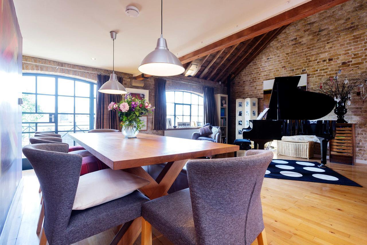 Veeve - Luxurious Leather Warehouse * London