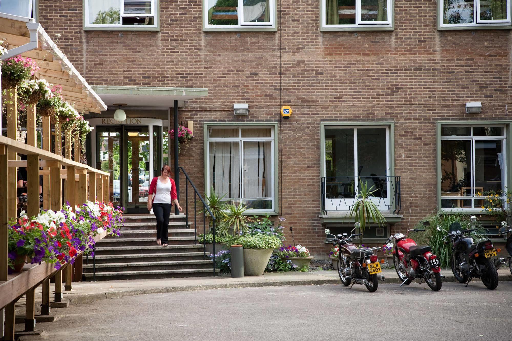Palmers Hillspring At Willesden Hostel