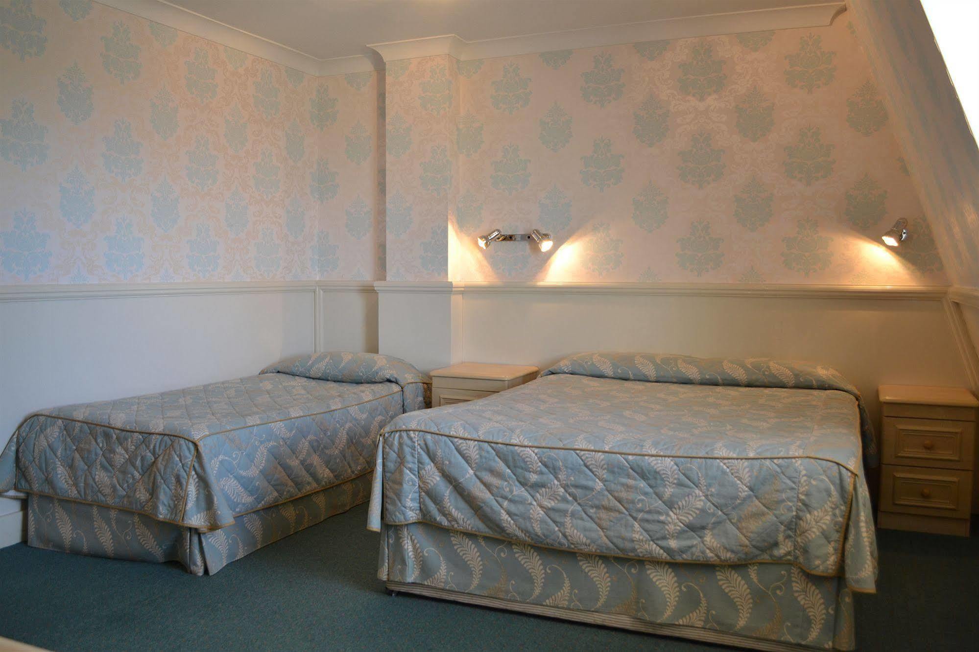 Garden Court 3*