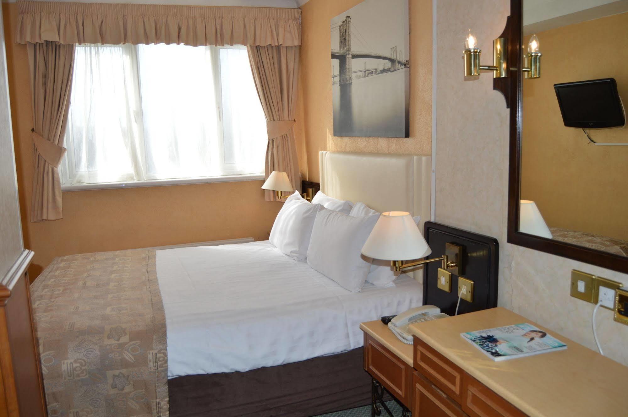 Holiday Villa Hotel 3*