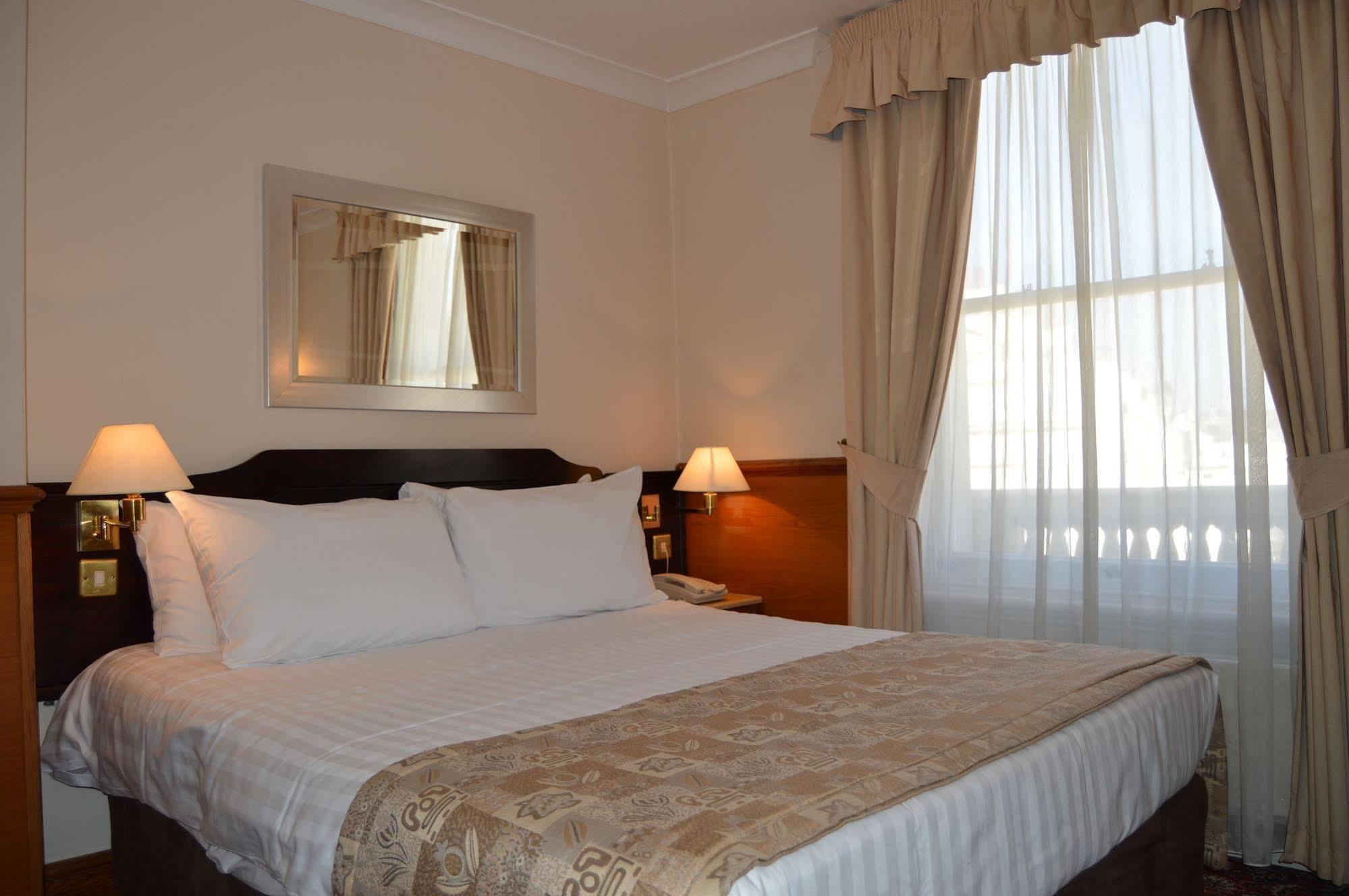 Holiday Villa Hotel 3*