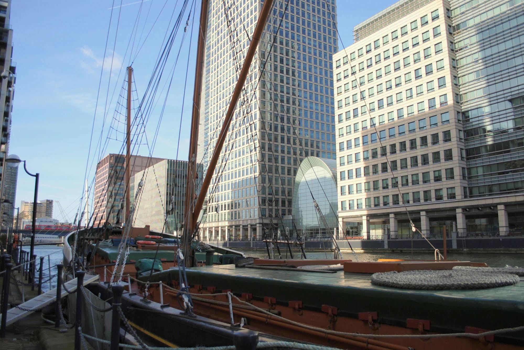 Canary Wharf - Corporate Riverside Apartments * London