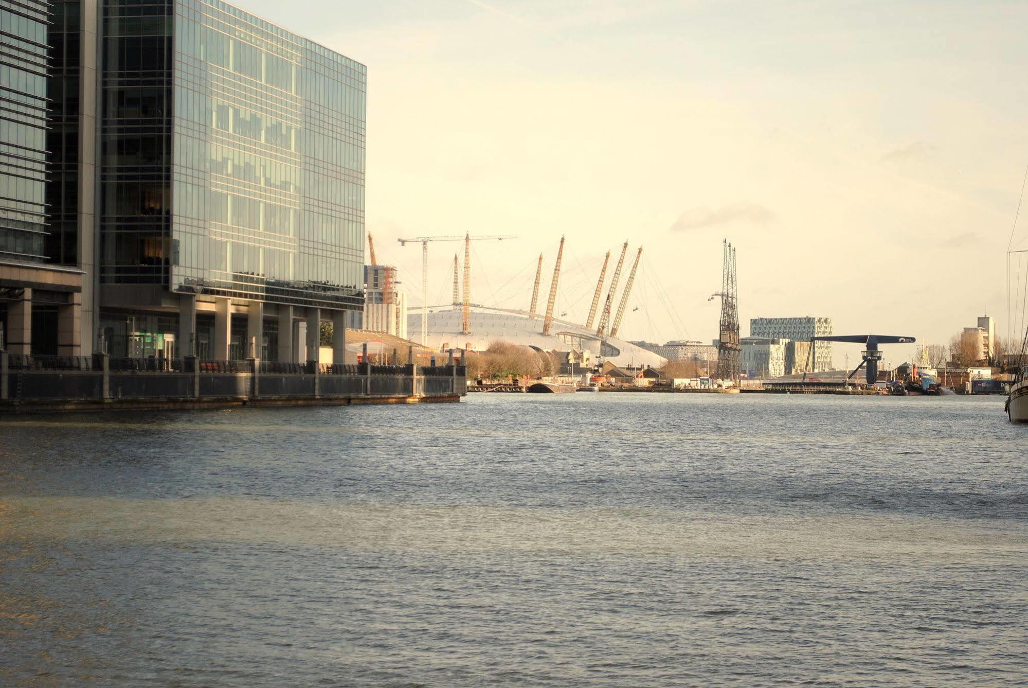 Canary Wharf - Corporate Riverside Apartments London