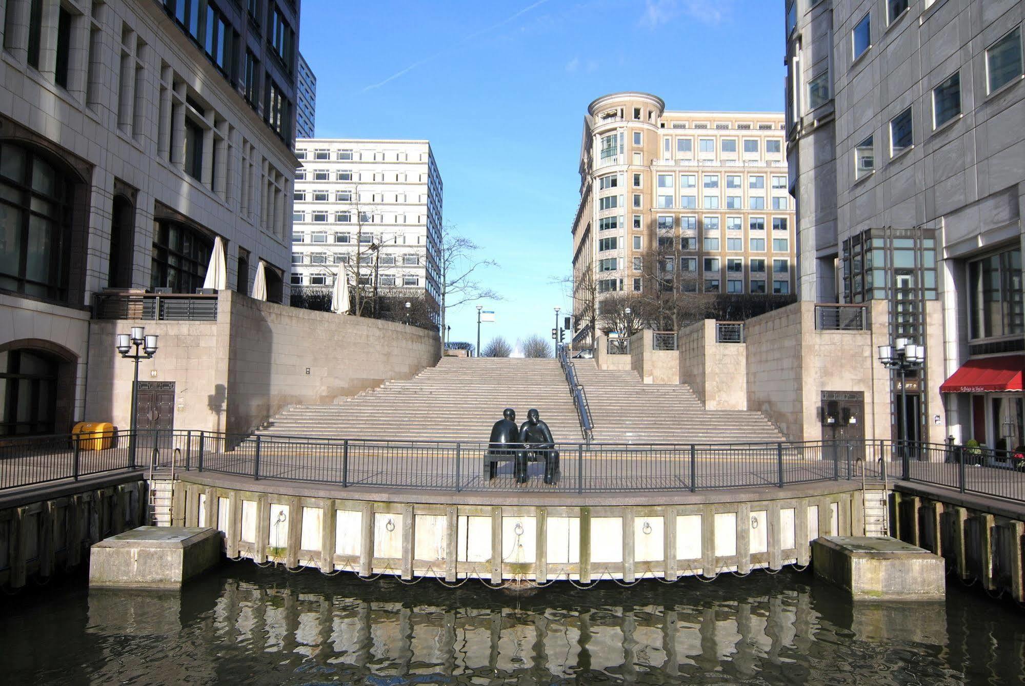 Canary Wharf - Corporate Riverside Apartments