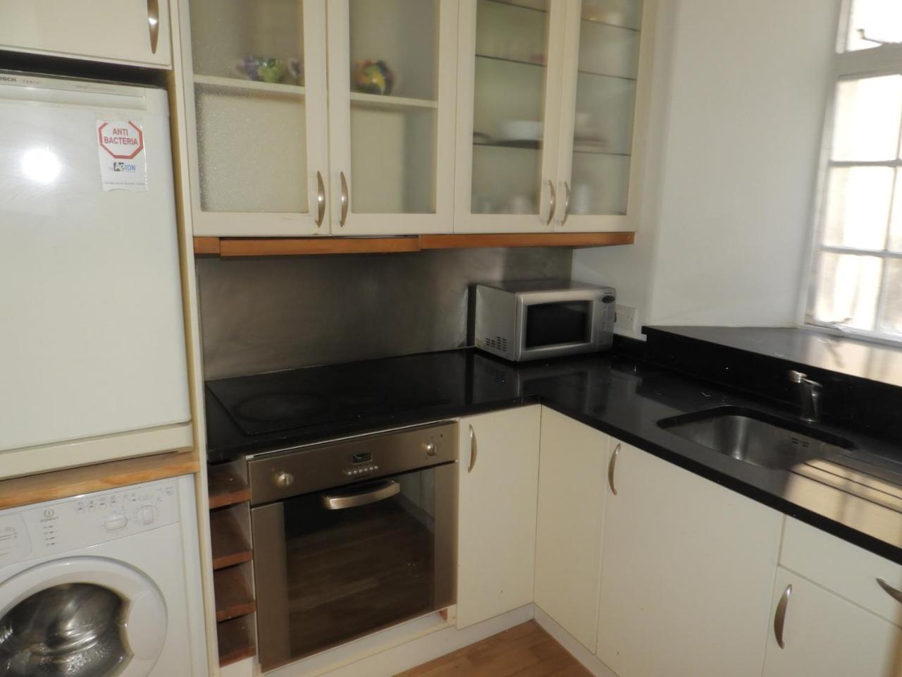 Quebec Court Apartment *