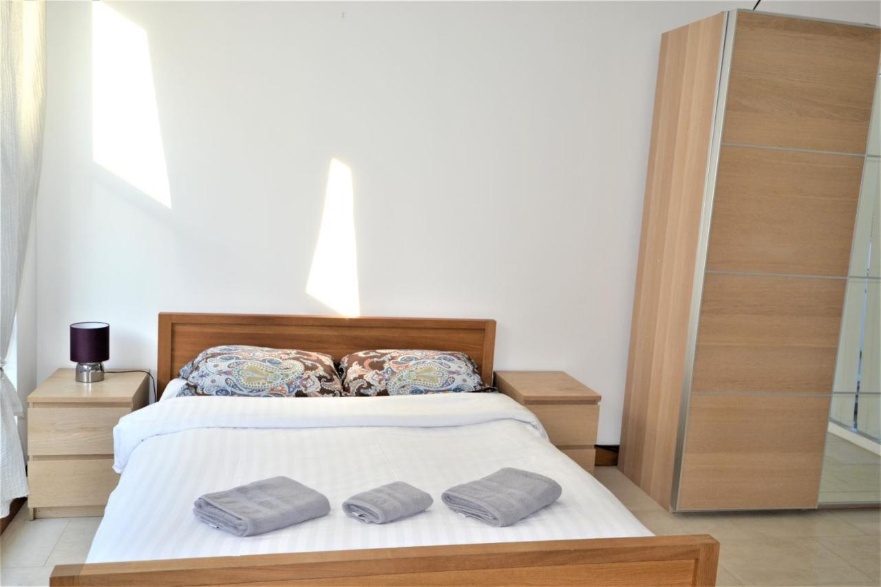 Bell House Apartment *