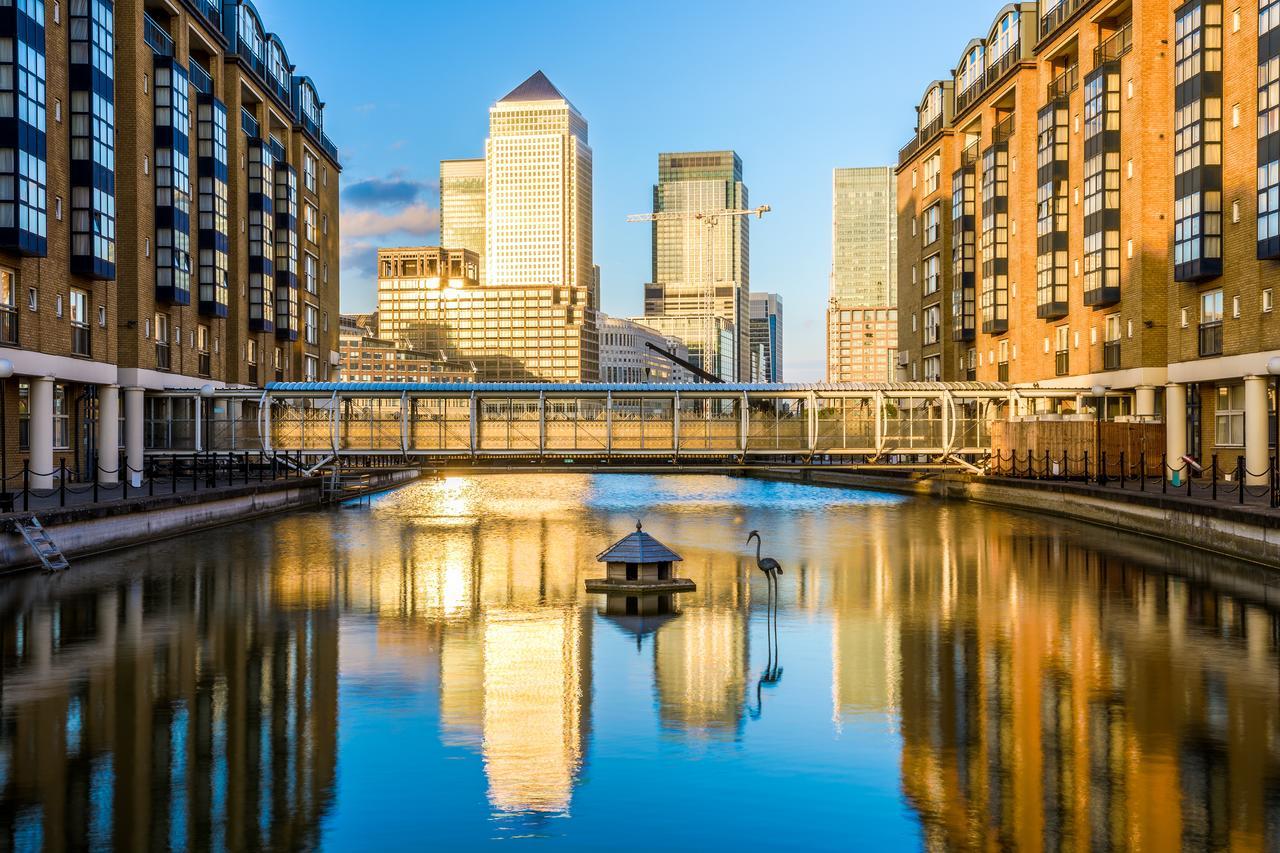 Dockside Walk - Canary Wharf *